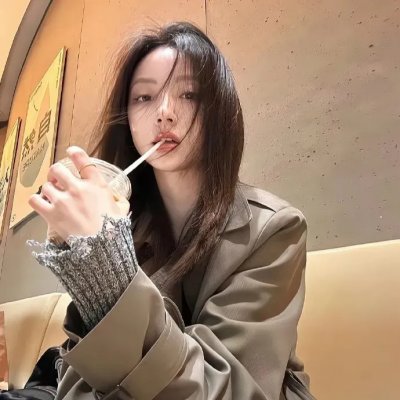 与一位女士合影